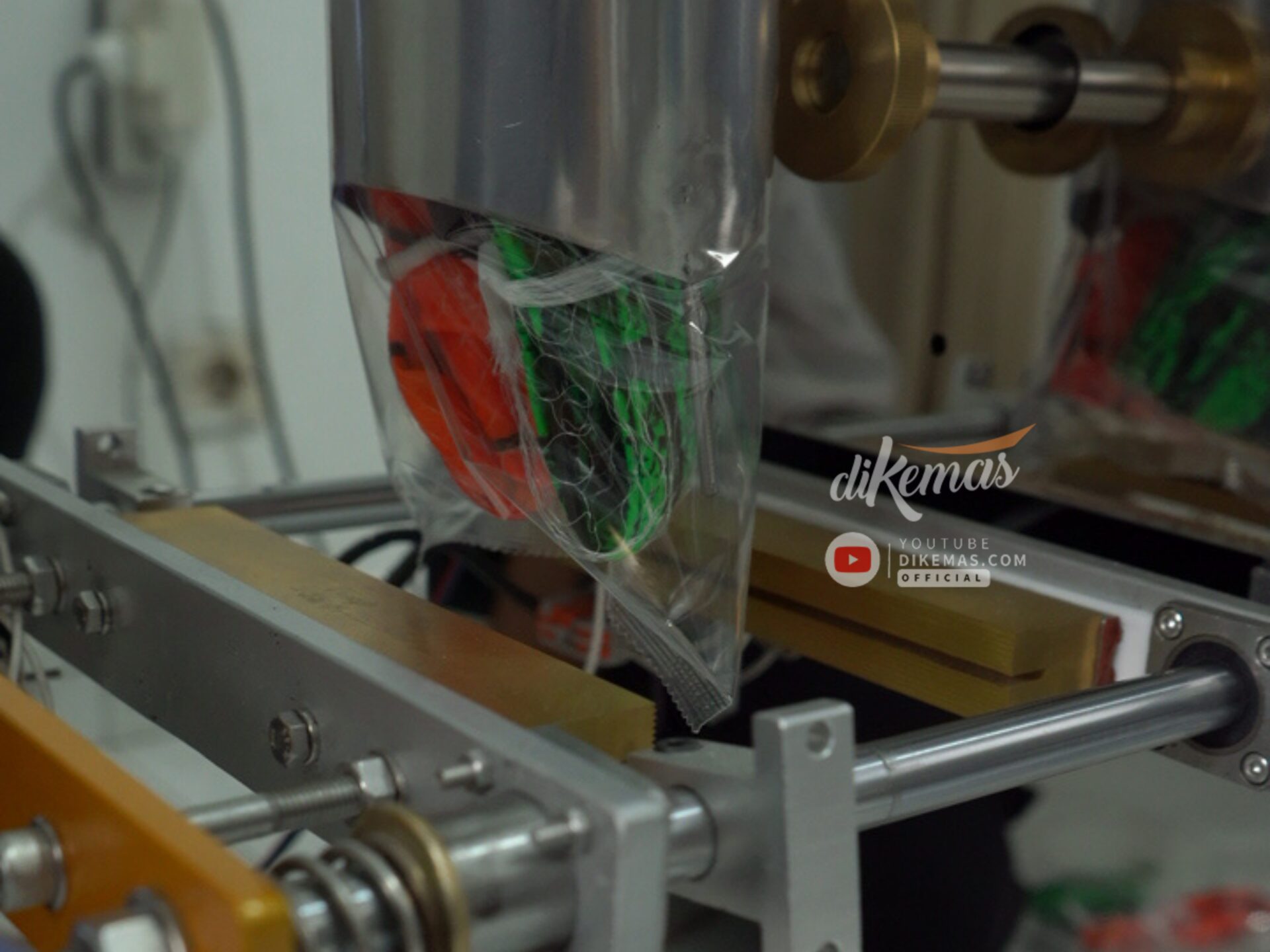 Mesin Packaging Mainan