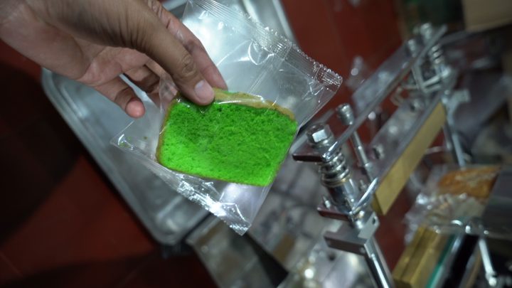 Bolu Potong untuk Menu MBG - Mesin Pengemas Roti MBG Bolu Potong untuk Menu MBG